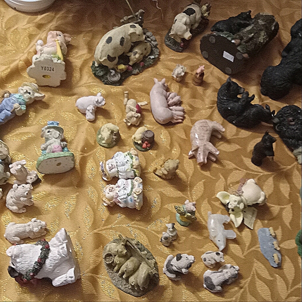 Dont buy CONTACT ME Pig figurines